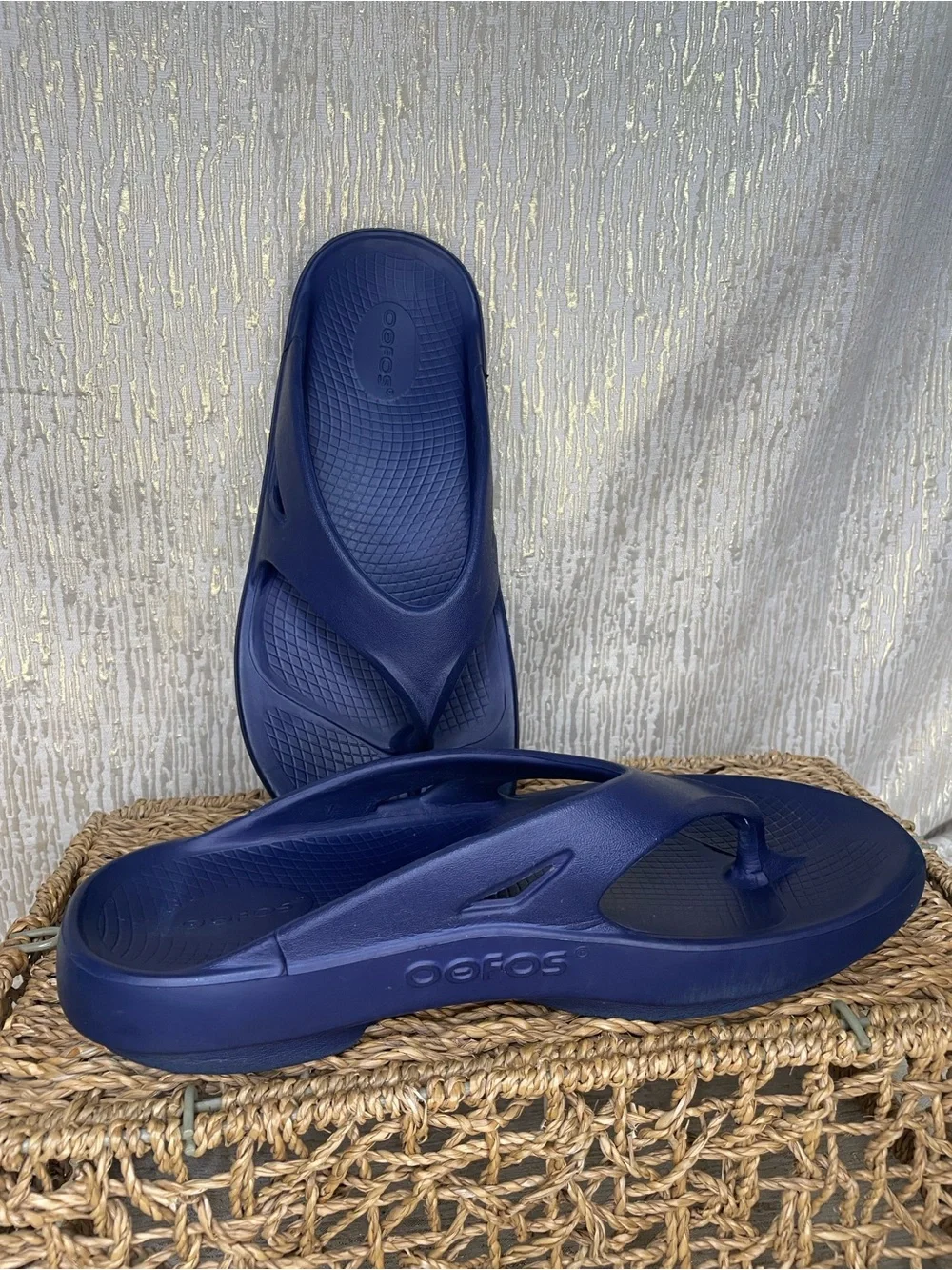 Oofos Women’s Navy Recovery Flip Flops Sz 11 Mint